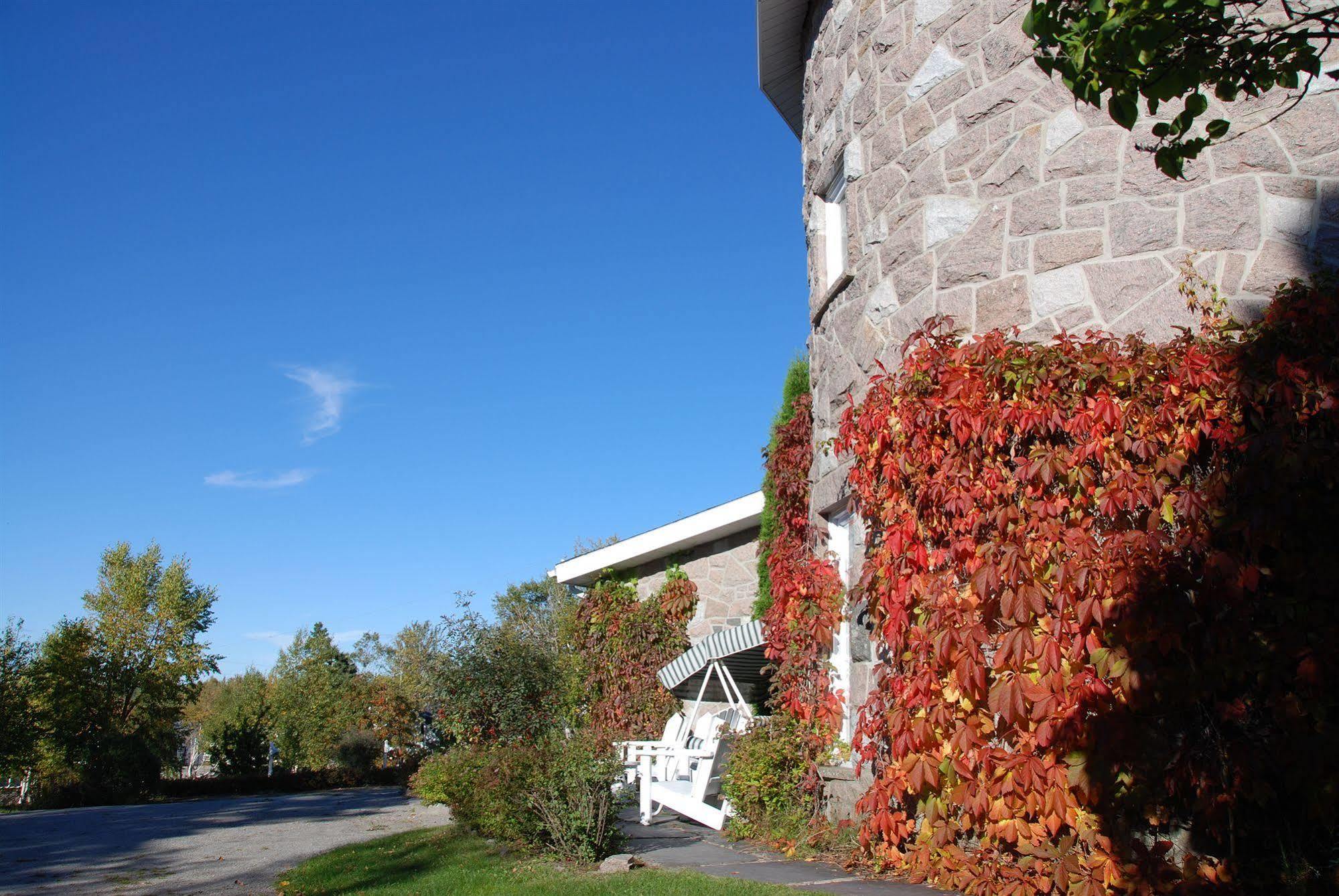 Auberge La Rosepierre Bistro Henri Grandes Bergeronnes Bagian luar foto