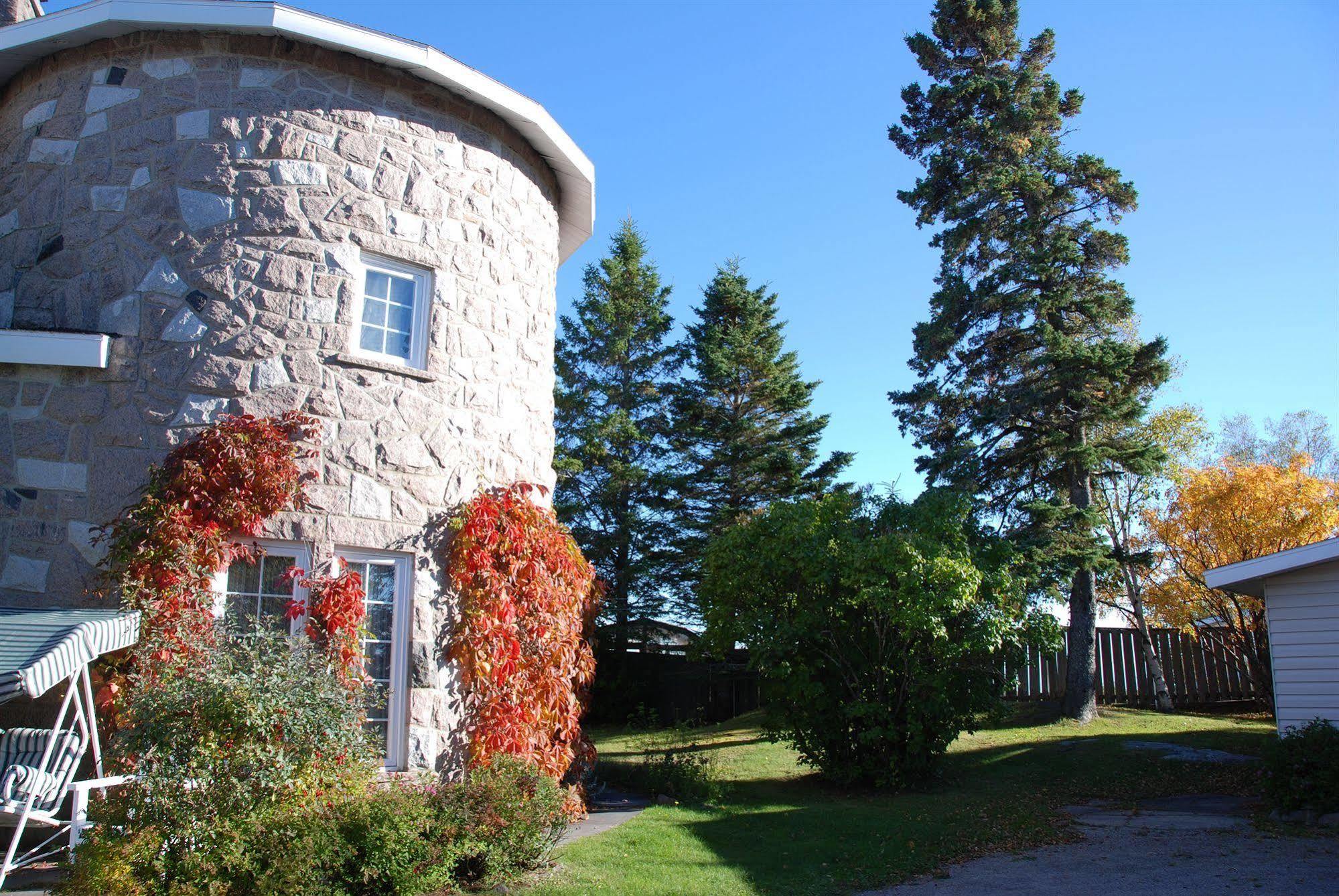 Auberge La Rosepierre Bistro Henri Grandes Bergeronnes Bagian luar foto