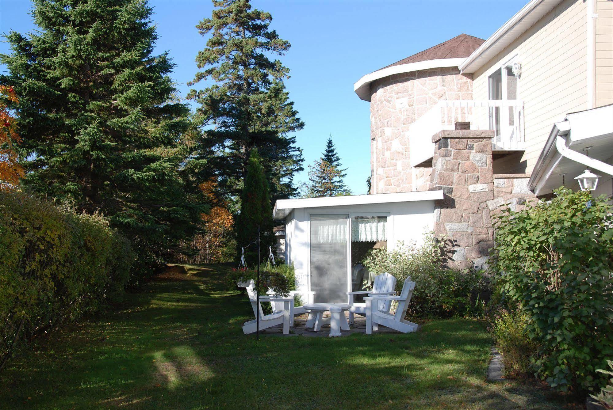 Auberge La Rosepierre Bistro Henri Grandes Bergeronnes Bagian luar foto